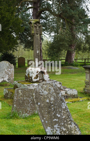 Friedhof mit predigen Kreuz Dorfkirche Putley in der Nähe von Hereford Herefordshire England UK Stockfoto