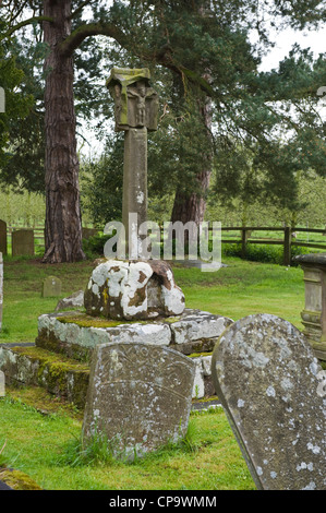 Friedhof mit predigen Kreuz Dorfkirche Putley in der Nähe von Hereford Herefordshire England UK Stockfoto