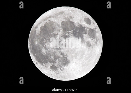 Super Mond zu 100 % voll, seine Perigäum auf 5. Mai 2012 genommen. Ein Super-Mond tritt auf, wenn ein Vollmond auf der Erde am nächsten ist. Stockfoto