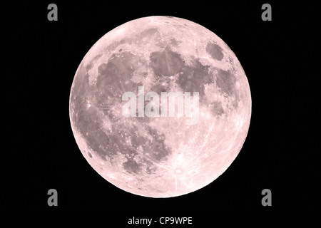 Red Super Moon zu 100 % voll, seine Perigäum auf 5. Mai 2012 genommen. Ein Super-Mond tritt auf, wenn ein Vollmond auf der Erde am nächsten ist Stockfoto