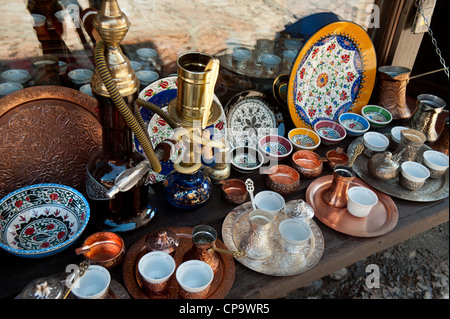 Messing-Kaffee-sets, Schmuck, Platten und Rohre im türkischen Viertel Geschäfte Sarajevo.Bosnia - Herzegowina. Balkan. Europa. Stockfoto