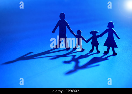 Papier-Kette-Familie ins Licht Stockfoto