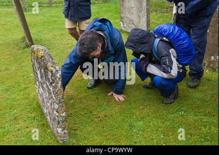 Besuchen interessante lokale Kirche Friedhof Teil von einem geführten Spaziergang durch Apfelwein Apfelplantagen in THE BIG APPLE BLOSSOMTIME Festival im Dorf Putley in der Nähe von Hereford Herefordshire England UK Stockfoto