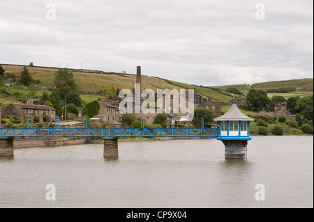 Ruhiges Wasser von leeming Behälter (Steg, verzierte Ventil Turm) im Moor von Pennine Hochland-Nr Oxenhope Village, West Yorkshire, England, Großbritannien Stockfoto