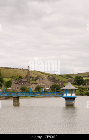 Ruhiges Wasser von leeming Behälter (Steg, verzierte Ventil Turm) im Moor von Pennine Hochland-Nr Oxenhope Village, West Yorkshire, England, Großbritannien Stockfoto