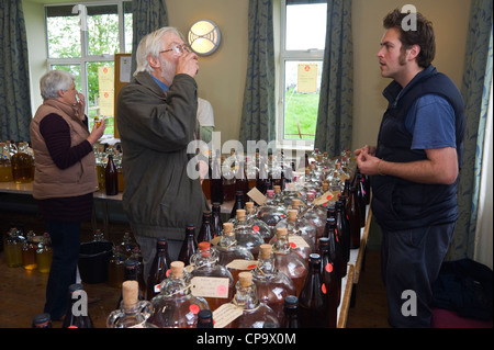 Besucher, die Verkostung Bauernhaus und hausgemachten Apfelwein Festival THE BIG APPLE BLOSSOMTIME im Dorfsaal in Putley in der Nähe von Hereford Herefordshire England UK Stockfoto