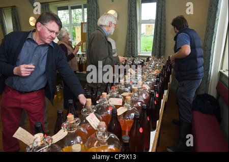 Besucher, die Verkostung Bauernhaus und hausgemachten Apfelwein Festival THE BIG APPLE BLOSSOMTIME im Dorfsaal in Putley in der Nähe von Hereford Herefordshire England UK Stockfoto