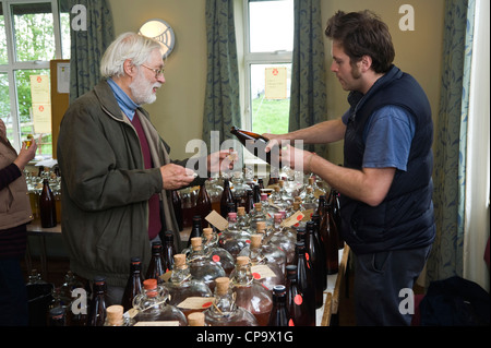 Besucher, die Verkostung Bauernhaus und hausgemachten Apfelwein Festival THE BIG APPLE BLOSSOMTIME im Dorfsaal in Putley in der Nähe von Hereford Herefordshire England UK Stockfoto