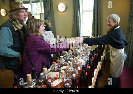 Besucher, die Verkostung Bauernhaus und hausgemachten Apfelwein Festival THE BIG APPLE BLOSSOMTIME im Dorfsaal in Putley in der Nähe von Hereford Herefordshire England UK Stockfoto