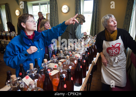 Besucher, die Verkostung Bauernhaus und hausgemachten Apfelwein Festival THE BIG APPLE BLOSSOMTIME im Dorfsaal in Putley in der Nähe von Hereford Herefordshire England UK Stockfoto