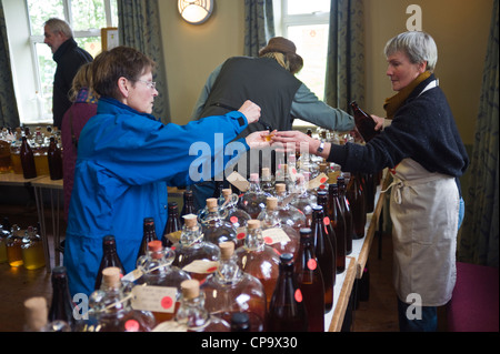 Besucher, die Verkostung Bauernhaus und hausgemachten Apfelwein Festival THE BIG APPLE BLOSSOMTIME im Dorfsaal in Putley in der Nähe von Hereford Herefordshire England UK Stockfoto