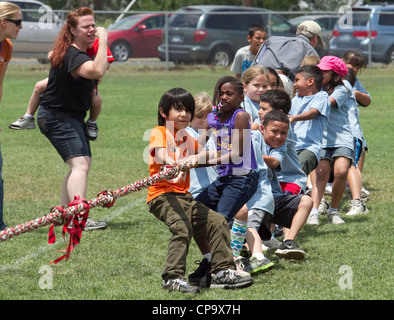 Zweite Klasse Grundschule Alter Kinder beteiligen sich Tauziehen tagsüber Leichtathletik in der Schule. Stockfoto