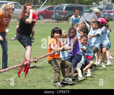 Zweite Klasse Grundschule Alter Kinder beteiligen sich Tauziehen tagsüber Leichtathletik in der Schule. Stockfoto