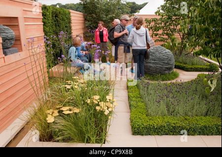 Personen oder Besucher Ansicht Stein Skulptur & Heilpflanzen in "Die Ruhe" Garten - RHS Flower Show, Tatton Park, Cheshire, England, UK. Stockfoto