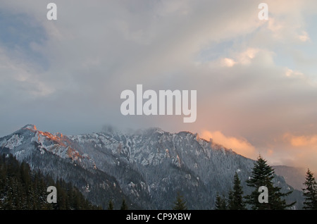 Trübe Berg- und Sonnenuntergang Farben, Ceahlau Berg Stockfoto
