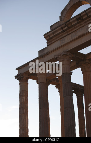 Touristen besuchen Sie die römischen Ruinen von Dianas Tempel (Templo Diana) in Mérida, Extremadura, Spanien Stockfoto