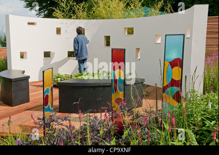 Junge männliche untersucht sound Wand in schöne, interaktive Musik Therapie Garten' ein Sound Garden'-RHS Flower Show, Tatton Park, Cheshire, England, Großbritannien Stockfoto