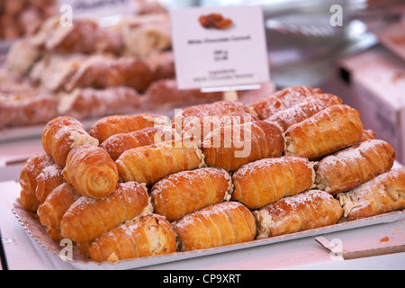 verschiedene italienische Cannoli Desserts zum Verkauf an eine italienische Lebensmittel-Markt in Großbritannien Stockfoto