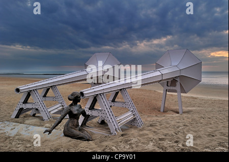 Ich höre es, Installation von Künstler Ivars Drulle am Strand während Beaufort04 in Middelkerke - Westende, Belgien Stockfoto
