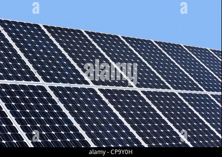 Nahaufnahme von Photovoltaik-Solarzellen am Dach Stockfoto