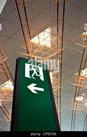 Zeichen der Notausgang in einem chinesischen Flughafen gut für konzeptionelle Stockfoto