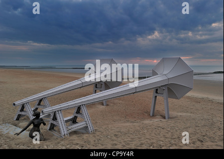 Ich höre es, Installation des Künstlers Ivars Drulle am Strand während Beaufort04 Exposition in Middelkerke - Westende, Belgien Stockfoto