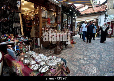 Messing-Kaffee-sets, Schmuck, Platten und Rohre im türkischen Viertel Geschäfte Sarajevo.Bosnia - Herzegowina. Balkan. Europa. Stockfoto