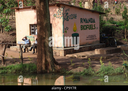 Ein Gebäude in Ruanda trägt eine Anzeige für Ruanda Biokraftstoffe. Stockfoto