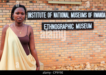 Weibliche Angestellte an der Rezeption im Ethnographischen Museum in Huye, Ruanda. Stockfoto