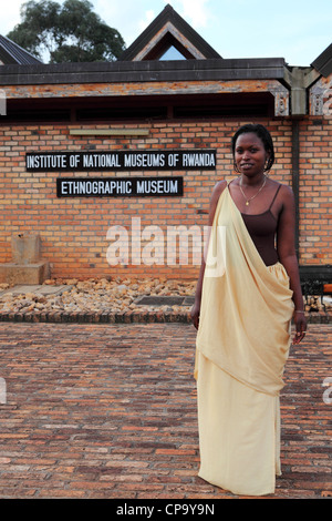 Weibliche Angestellte an der Rezeption im Ethnographischen Museum in Huye, Ruanda. Stockfoto