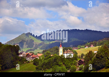 Swiss alpine Landschaft mit alten Kirche im Sommer. Stockfoto