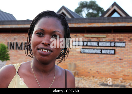 Weibliche Angestellte an der Rezeption im Ethnographischen Museum in Huye, Ruanda. Stockfoto