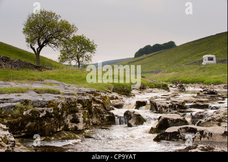 Wohnmobil durch River Wharfe, durch ruhigen malerischen engen Tal fließt, Kaskadierung über Kalksteinfelsen - Langstrothdale, Yorkshire Dales, England, UK. Stockfoto