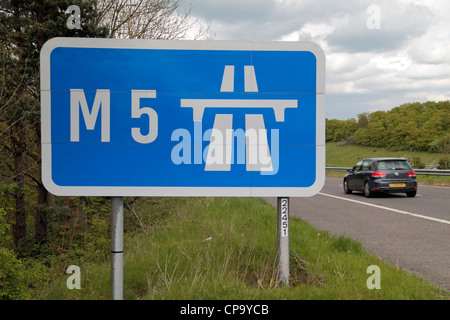 M5 Autobahn Zeichen auf Slip Straße nach der Autobahn M5 in South Gloucestershire, England. Stockfoto