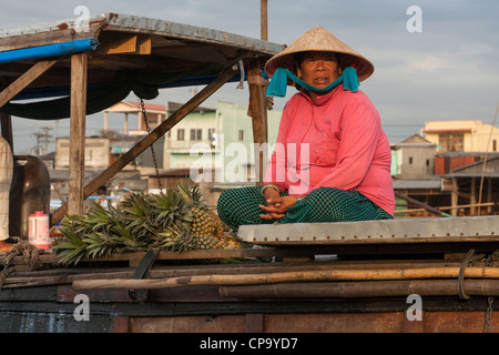 Frau verkaufen Ananas in der schwimmende Markt Cai Rang in der Nähe von Can Tho, Mekong-Fluss-Delta, Vietnam Stockfoto