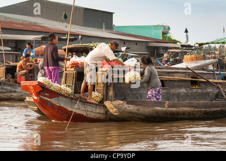 Leute verkaufen Tomaten vom Boot in die schwimmende Markt Cai Rang in der Nähe von Can Tho, Mekong-Fluss-Delta, Vietnam Stockfoto