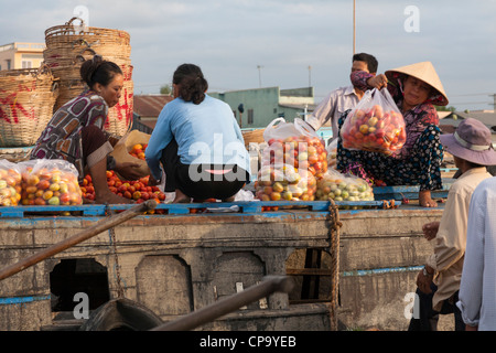 Leute verkaufen Tomaten vom Boot in die schwimmende Markt Cai Rang in der Nähe von Can Tho, Mekong-Fluss-Delta, Vietnam Stockfoto