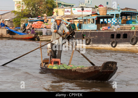 Mann sein Ruderboot in die schwimmende Markt Cai Rang in der Nähe von Can Tho, Mekong-Fluss-Delta, Vietnam Stockfoto