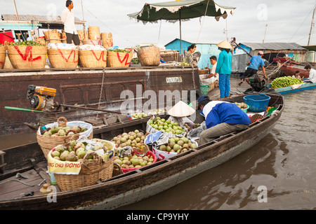 Boote und Menschen in die schwimmende Markt Cai Rang in der Nähe von Can Tho, Mekong-Fluss-Delta, Vietnam Stockfoto