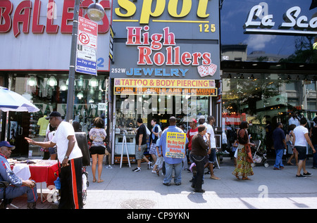 Harlem 125th Street, Straßenszene New York City Shopping. Leute am Samstag in New York, Adam Clayton Powell Boulevard. Überfüllte Upper Manhattan USA Stockfoto