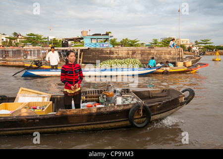 Leute verkaufen produzieren von Booten in der schwimmende Markt Cai Rang in der Nähe von Can Tho, Mekong-Fluss-Delta, Vietnam Stockfoto