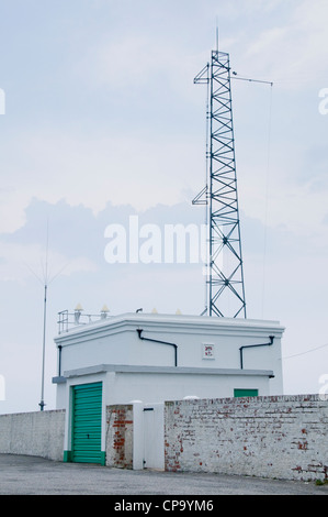 Von außen weiß lackiert Nebelhorn Station & hohen Mast, Warnung und Schutz der Schiffe - Flamborough Head, in der Nähe von Bridlington, East Yorkshire, England Stockfoto