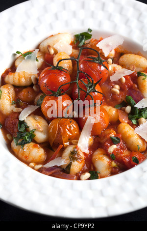 Gnocchi mit gerösteten Tomaten auf der Rebe und Parmesan-Käse Stockfoto