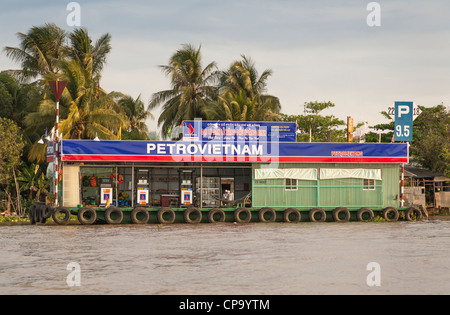 Riverside Petrovietnam Tankstelle, Cai Rang, in der Nähe von Can Tho, Mekong-Fluss-Delta, Vietnam Stockfoto