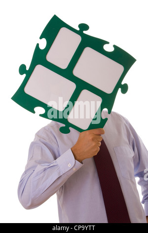 Geschäftsmann mit einem großen Puzzlespielstück mit textfreiraum (isoliert auf weiss) Stockfoto