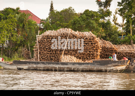 Altes Boot beladen mit Holz, in der Nähe von Cai Rang, Can Tho, Mekong-Fluss-Delta, Vietnam Stockfoto