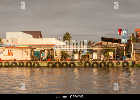 Tankstelle am Wasser, Cai Rang, in der Nähe von Can Tho, Mekong-Fluss-Delta, Vietnam Stockfoto