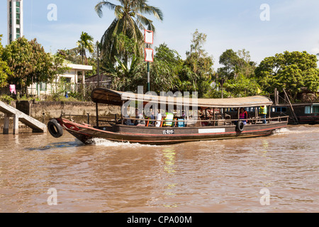 Touristen, die auf einer kleinen Fähre, Vinh Long, Mekong-Fluss-Delta, Vietnam Stockfoto