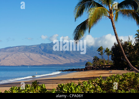 Charley Young Beach, Kihei, Maui, Hawaii. Den West Maui Bergen in der Ferne. Stockfoto