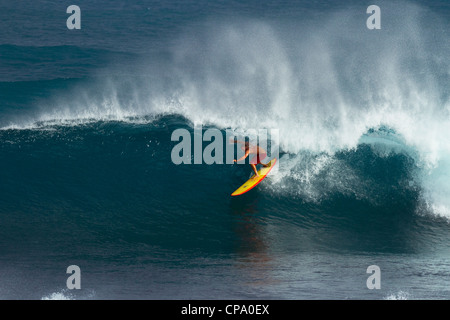 Surfer genießt die Kona Winde auf Ho'okipa, Maui, Hawaii. Stockfoto